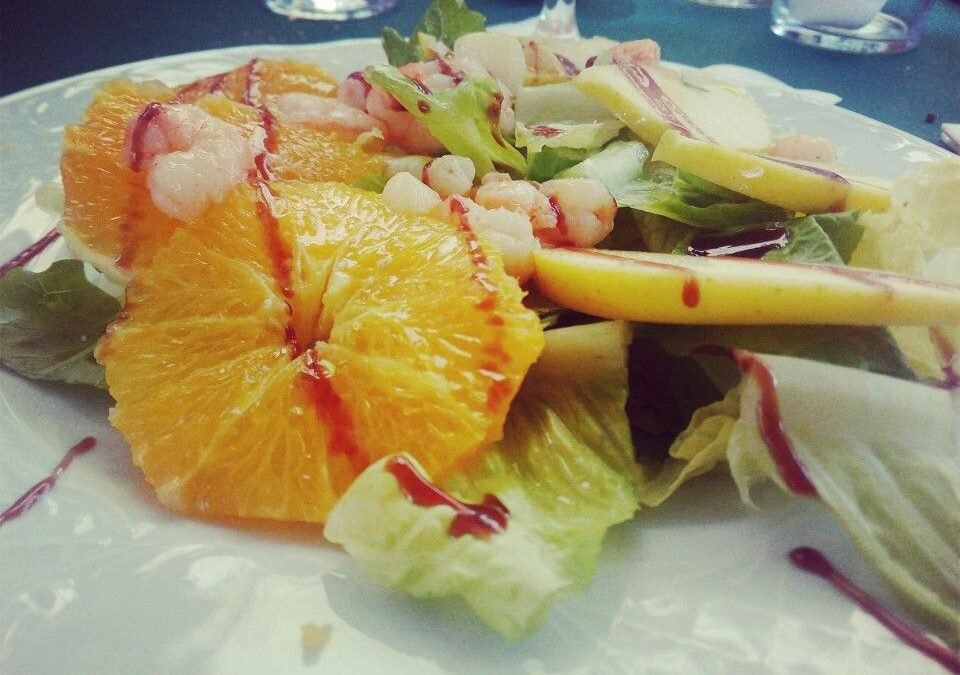 RECETA DIETA MEDITERRÁNEA:ENSALADA DE FRUTAS Y GAMBAS