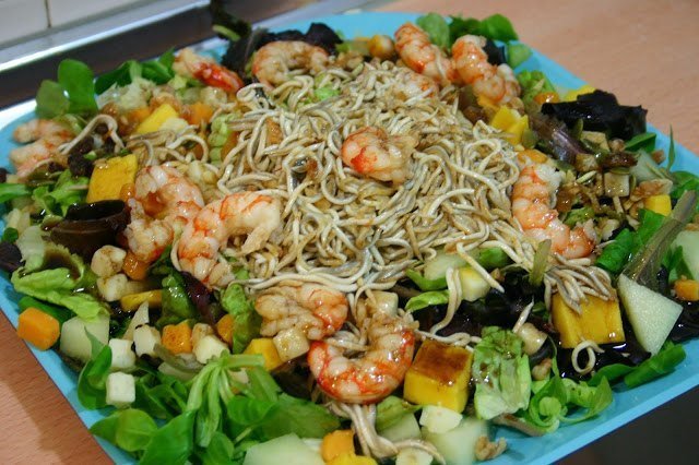 RECETA DIETA MEDITERRÁNEA: ENSALADA DE FRUTAS CON GULAS Y GAMBONES